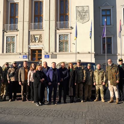 Команда волонтерів готує гуманітарну допомогу