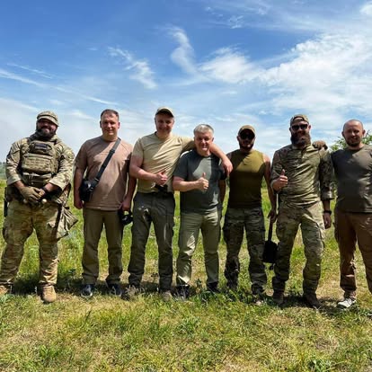 Волонтери передають допомогу