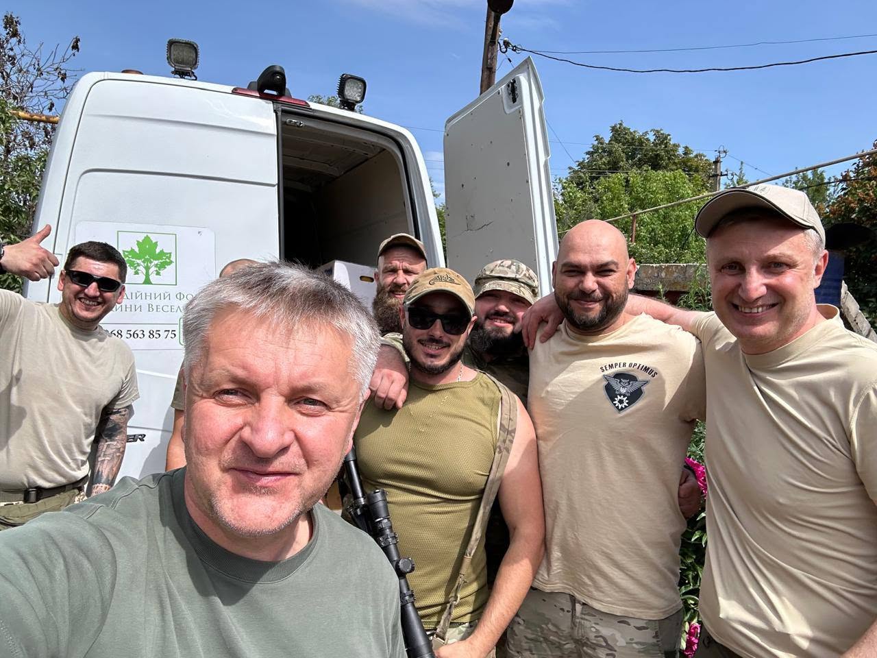 Передача допомоги українським військовим