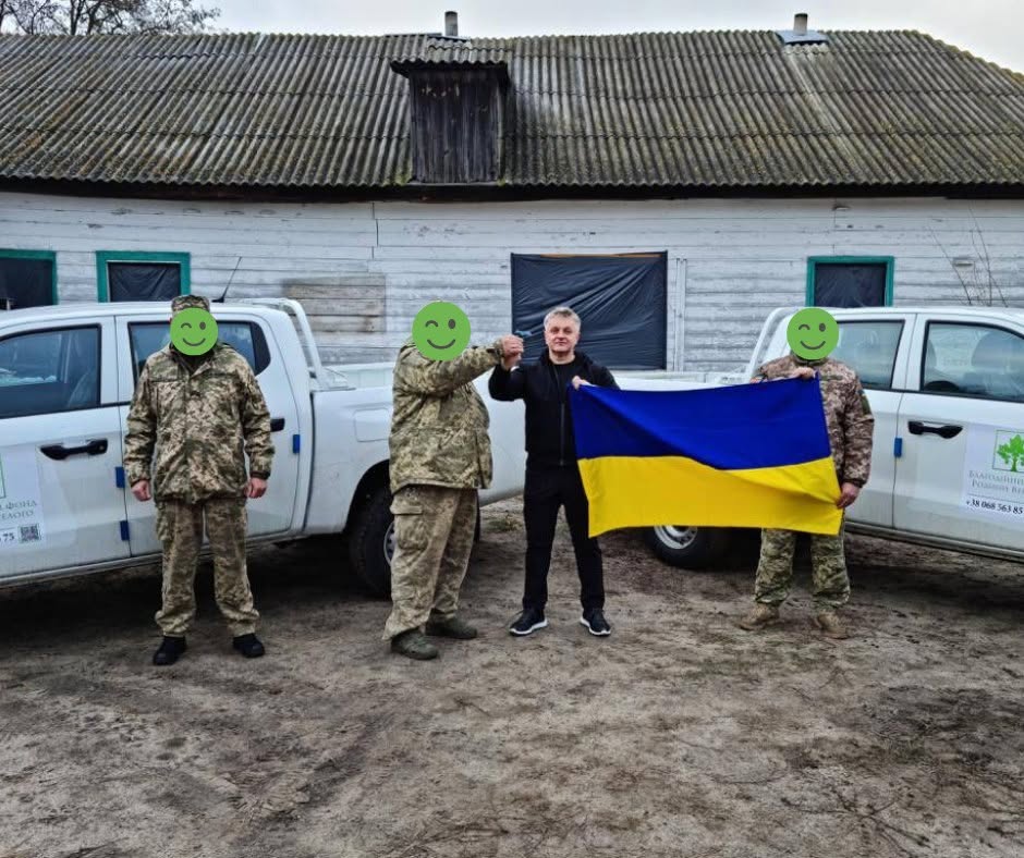 Українські військові з переданою допомогою