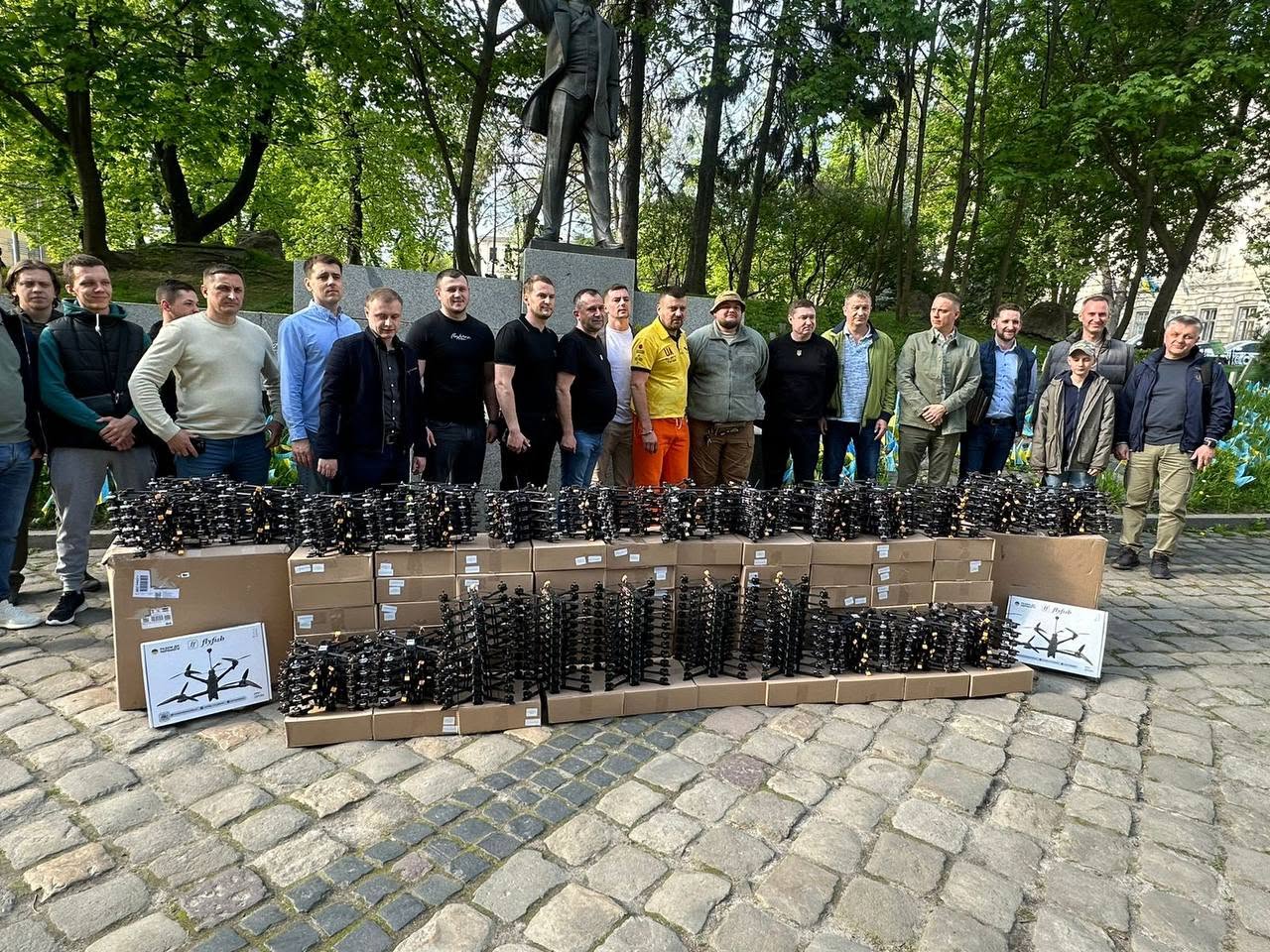 Передача допомоги українським захисникам